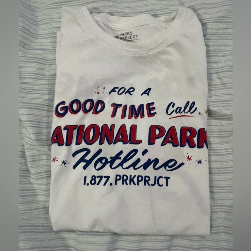 White Tshirt - unisex - vintage national park design in red & blue
